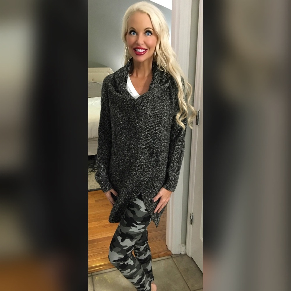 ❤️️LAST 1! Black Marled front closure sweater! - Picture 3 of 3